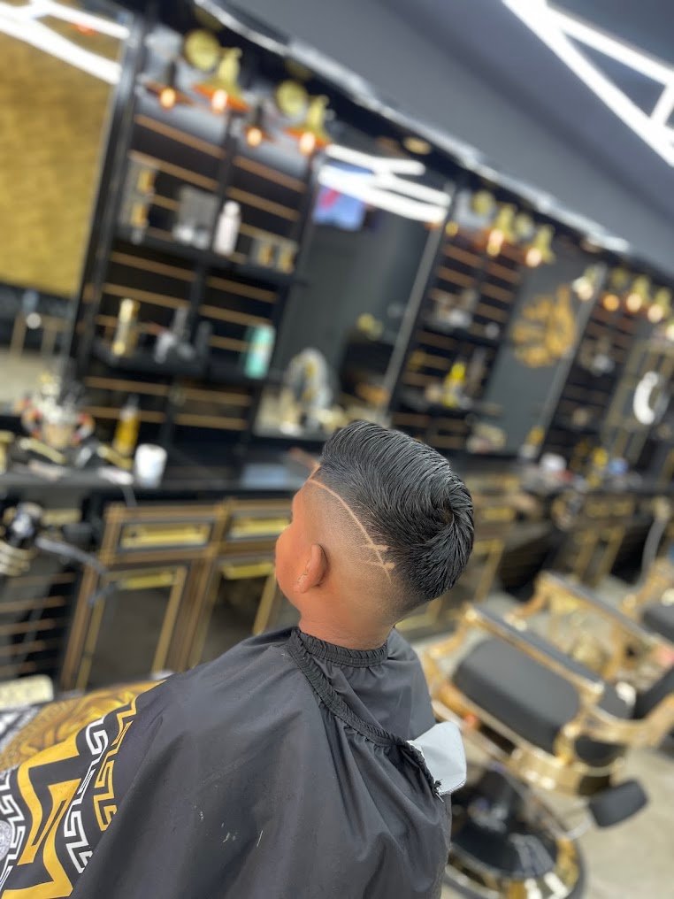 Een naar achteren gekamde coupe met een scherpe zijscheiding bij MRM STYLE